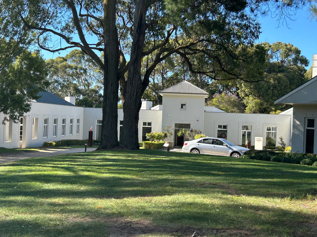 林登德雷红山酒店主图