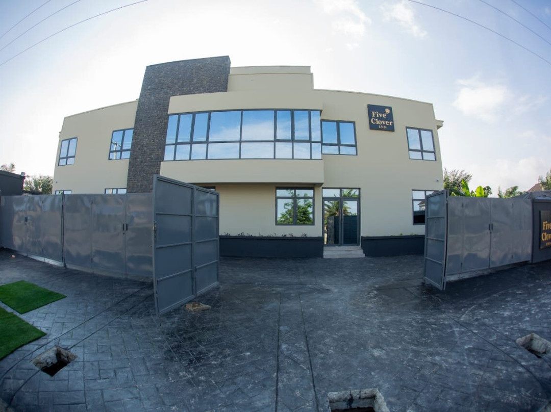 Five Clover Inn, Abijo