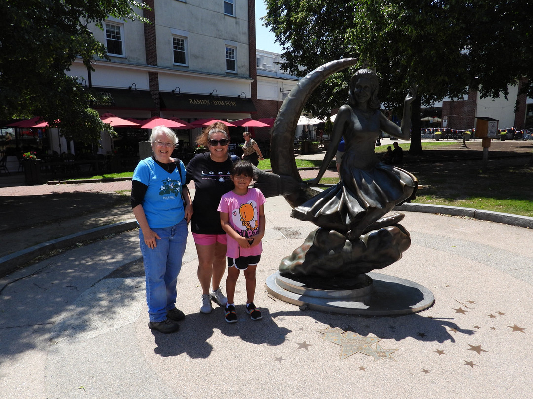 Bewitched Statue of Elizabeth Montgomery-塞勒姆必去景点