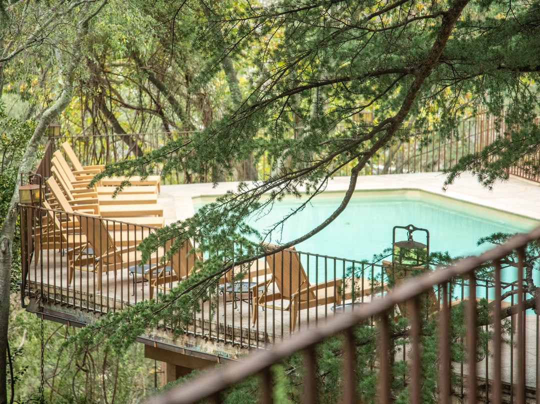 厄热涅草坪酒店主图