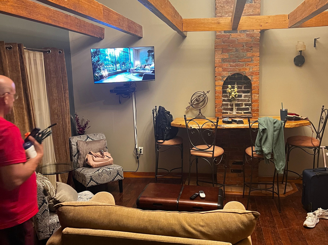 The Village Inn主图