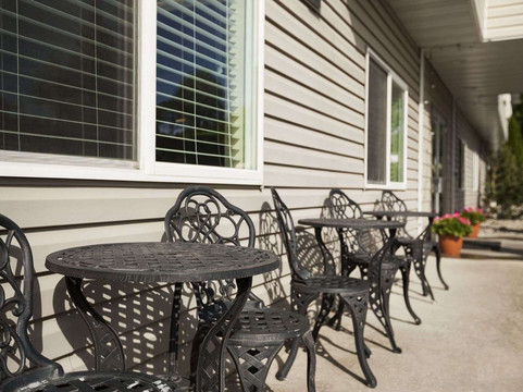 萨蒙速8酒店主图