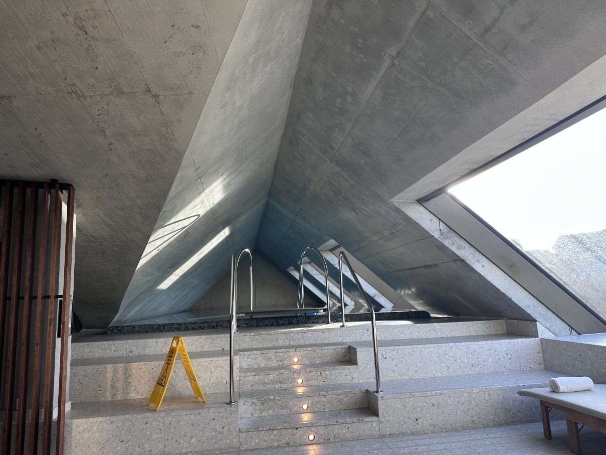 卡尔八月 - 邻居酒店-泳池