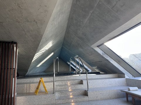 卡尔八月 - 邻居酒店主图