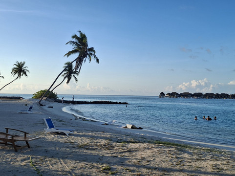 呼拉岛珍珠滩酒店主图