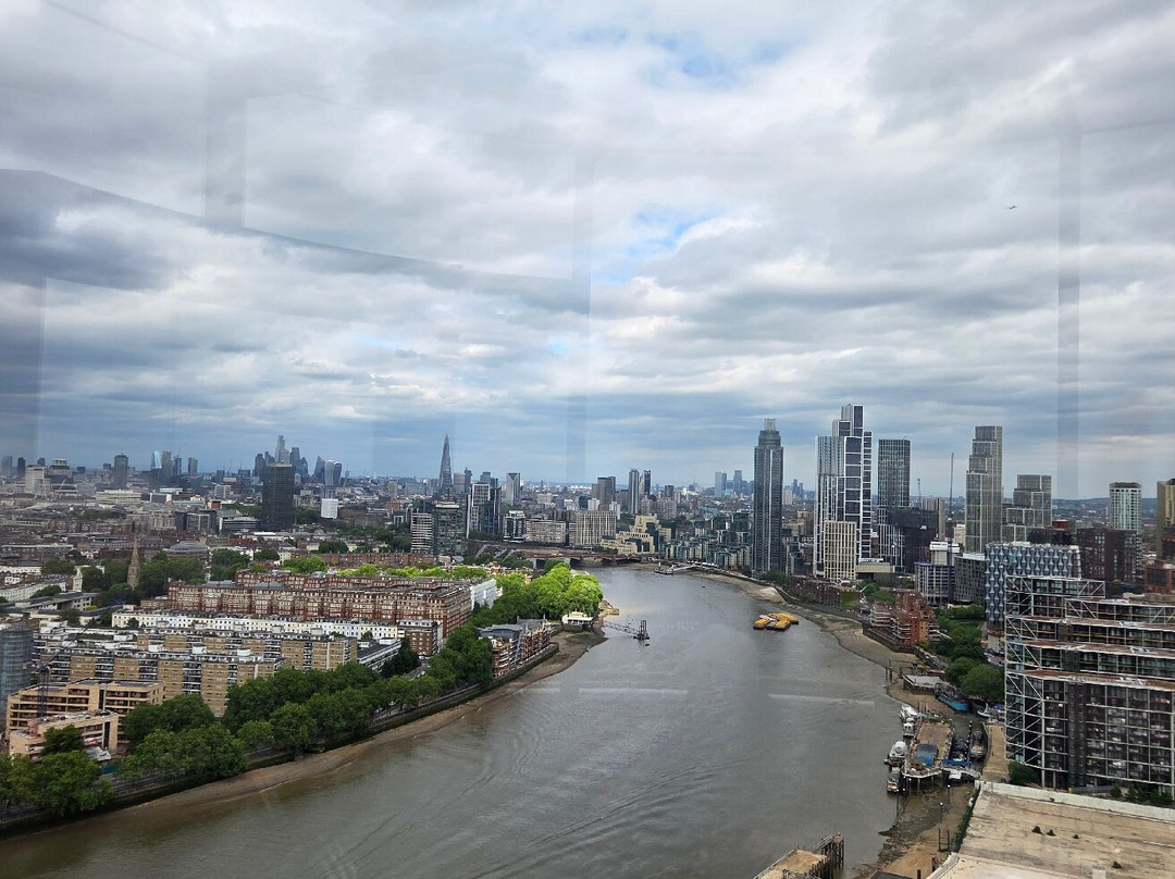 The Chimney Lift at Battersea Power Station-伦敦必去景点