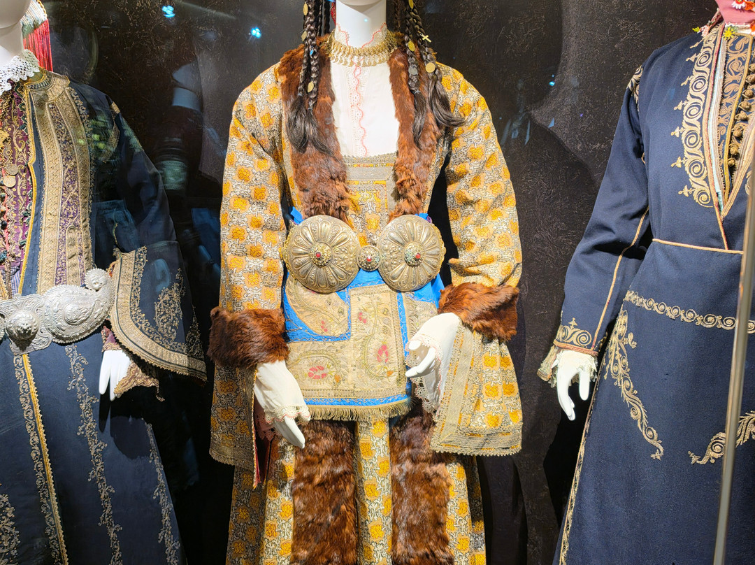 Victoria G. Karelias Collection of Greek Traditional Costumes-卡拉马塔必去景点