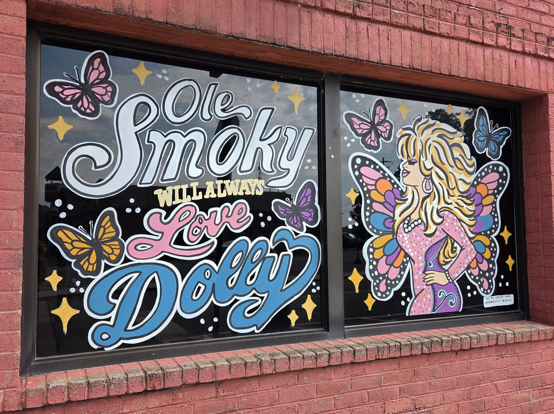 Dolly Parton Statue-塞维尔维尔必去景点