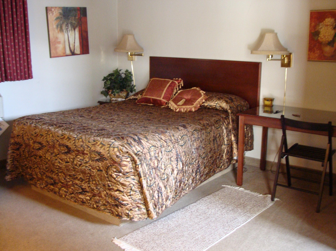 Hudson Manor Inn & Suites