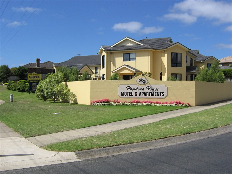 Hopkins House Motel and Apartments