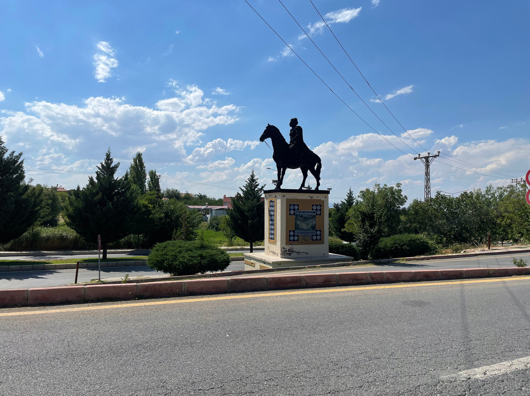 BATTALGAZİ KAVŞAĞI’NA BATTALGAZİ HEYKELİ