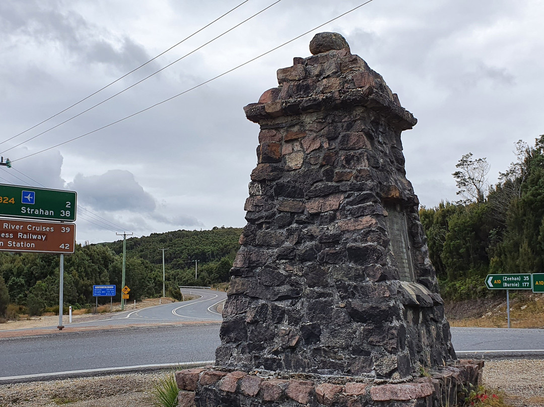 Queenstown Strahan Road Monument景点图片