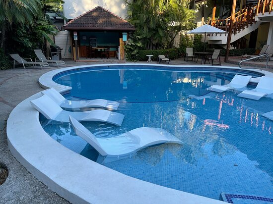 The Coast Beachfront Hotel主图