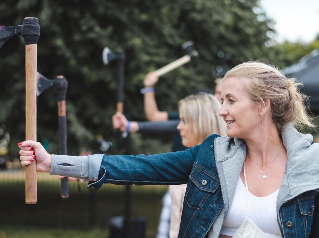 Axewood Axe Throwing - Whistler-温哥华必去景点