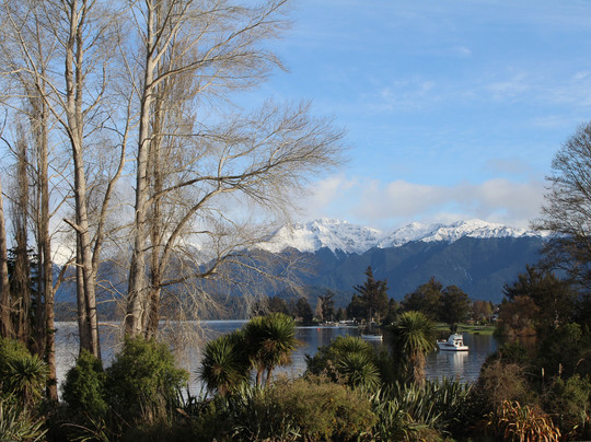 蒂阿瑙湖景假日公园主图