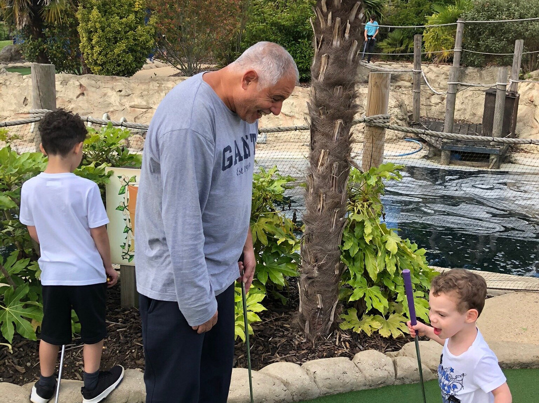 Dinosaur Safari Adventure Golf-巴尼特必去景点