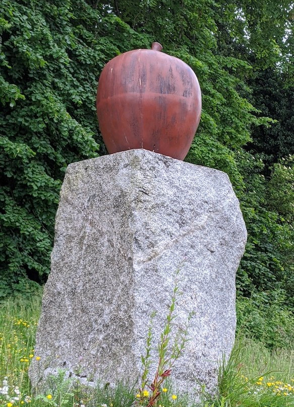 Apples Sculpture By Nina Saunders景点图片