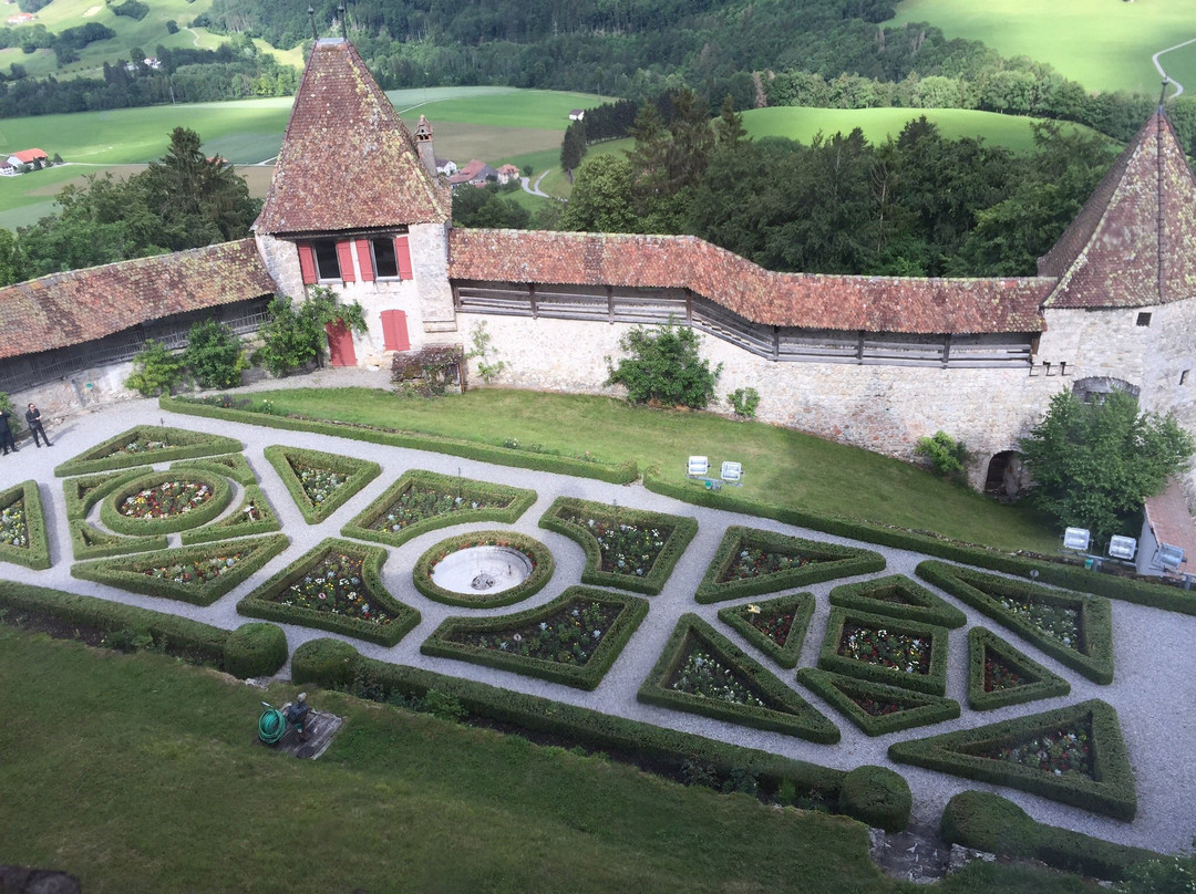 格吕耶尔城堡景点图片