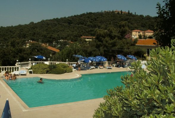 Merit Halki Palace-泳池