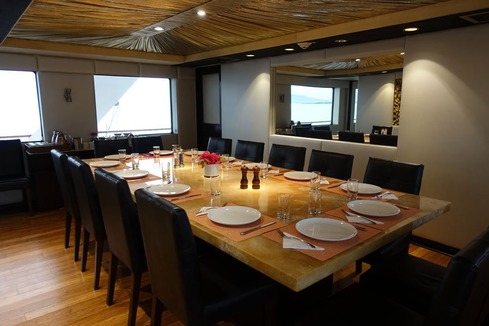 Luxury Yacht M/Y Passion-阿约拉港必去景点