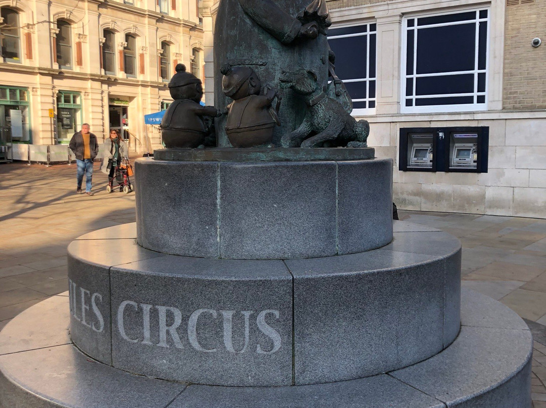 The Giles Statue景点图片