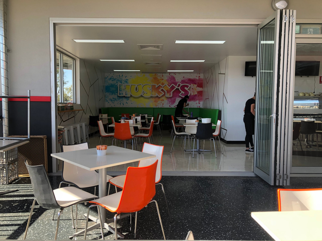 Kumbia餐馆和美食-Huskys Burgers