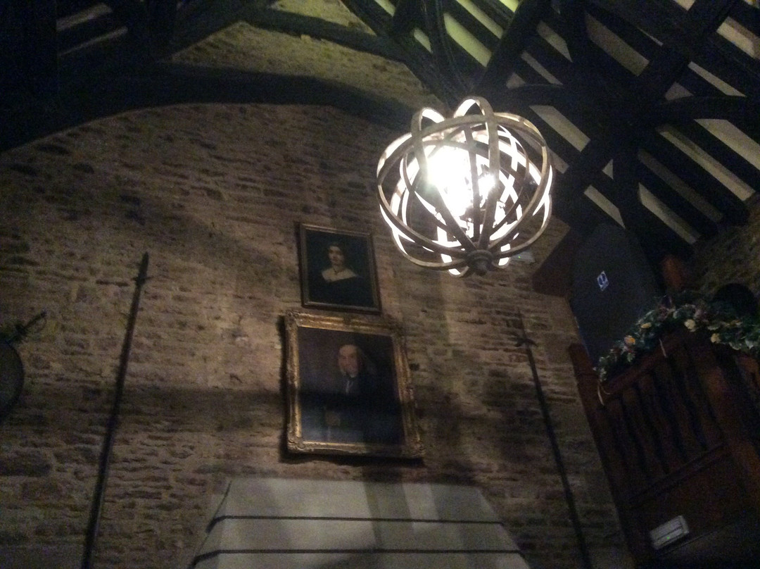 赛文皇冠酒店主图