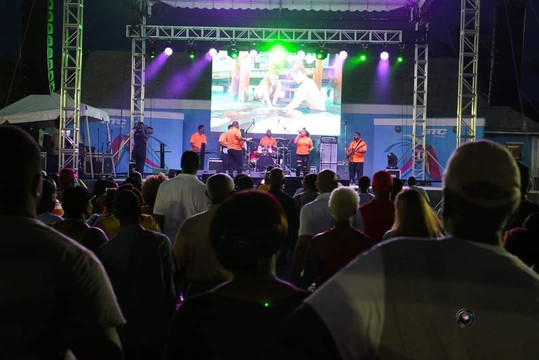 Expressions Bahamas Nightlife Tours-拿骚必去景点