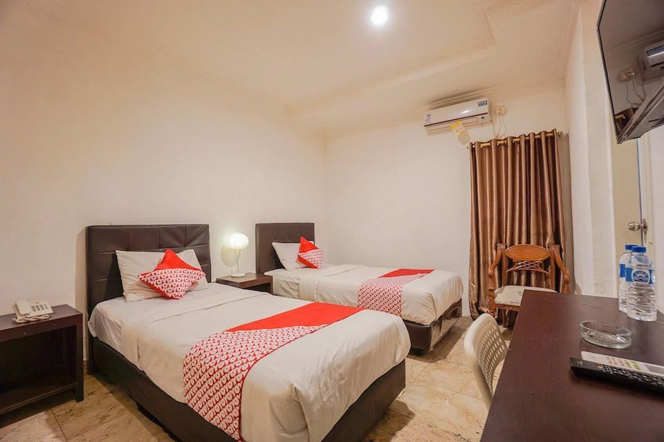 The White House Hotel主图