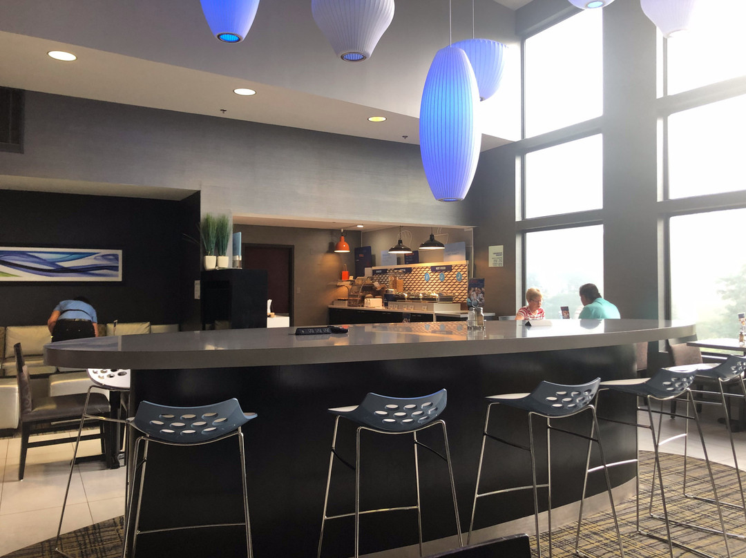 库珀斯敦快捷假日套房酒店主图