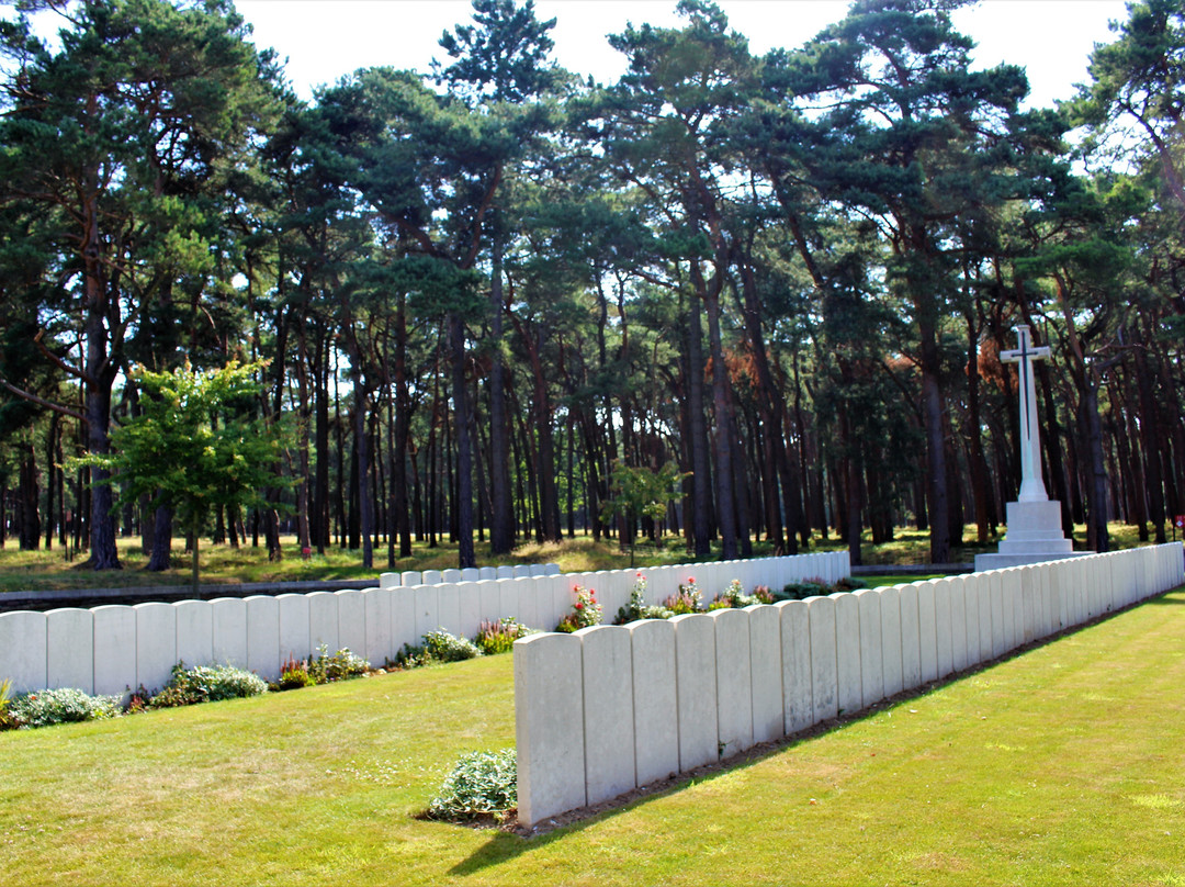 Givenchy Road Canadian Cemetery景点图片