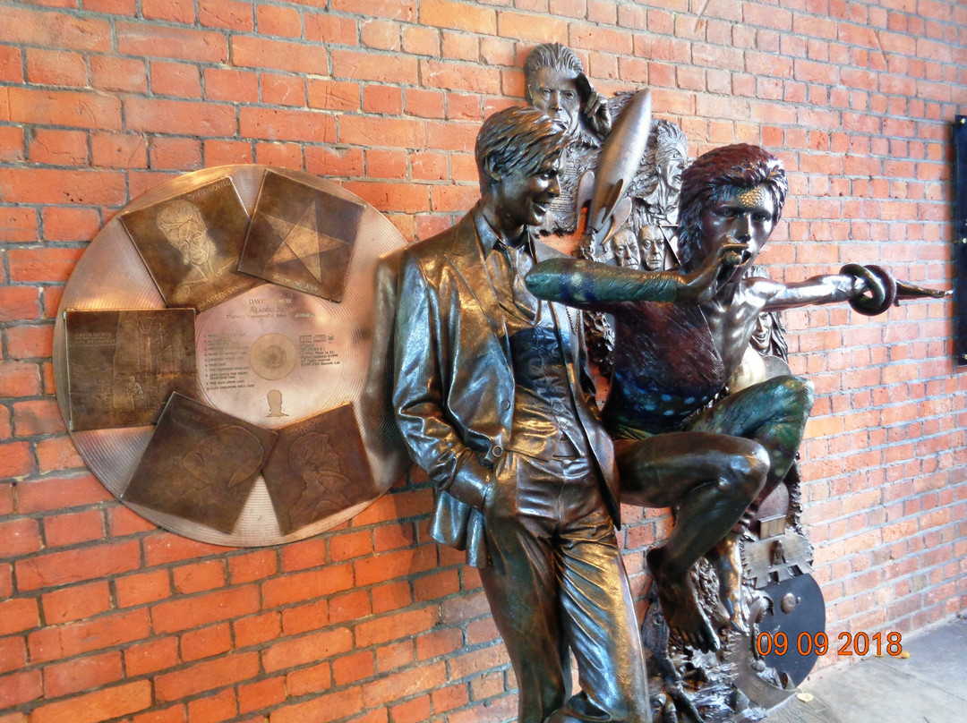 David Bowie Statue Aylesbury - Earthly Messenger景点图片