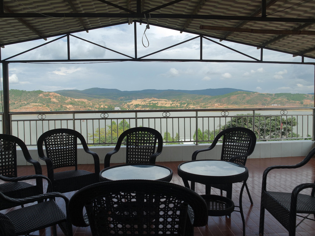 浪巴铺土林宾馆主图