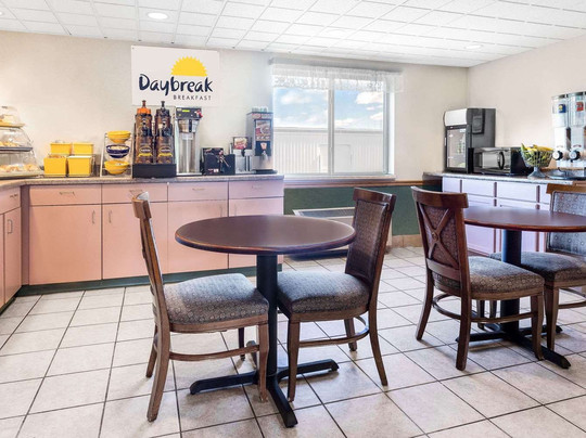 Days Inn by Wyndham Neenah主图