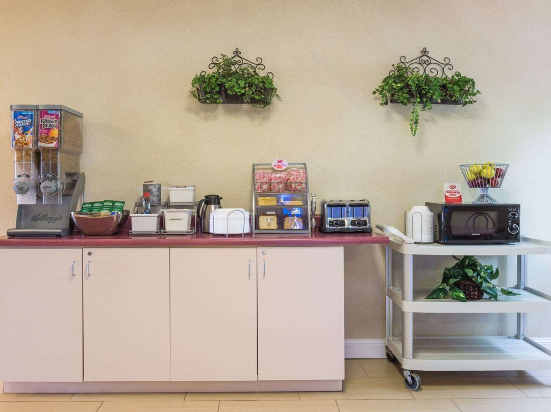 Super 8 by Wyndham St Charles主图