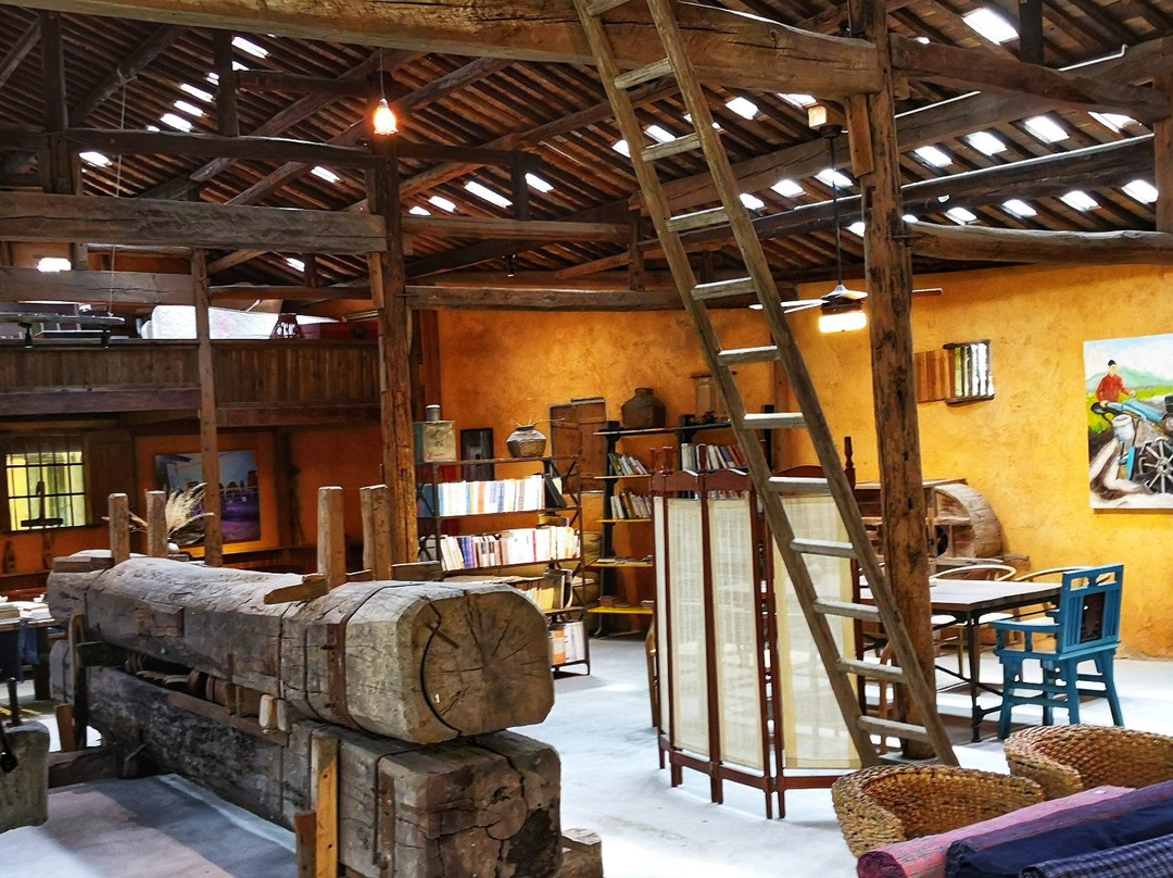 黟县猪栏酒吧客栈老油厂店主图