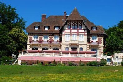 德拉图尔城堡酒店主图