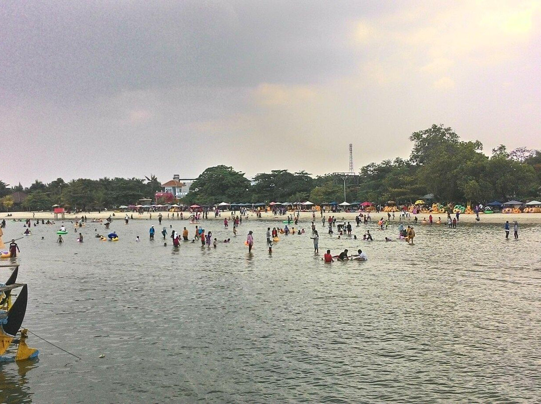 Bandengan Beach景点图片