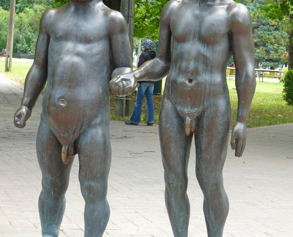 Father and Son Sculpture景点图片