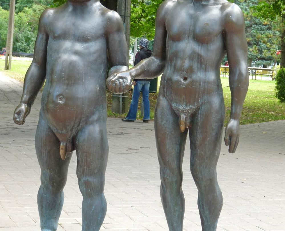 Father and Son Sculpture-塔尔图必去景点