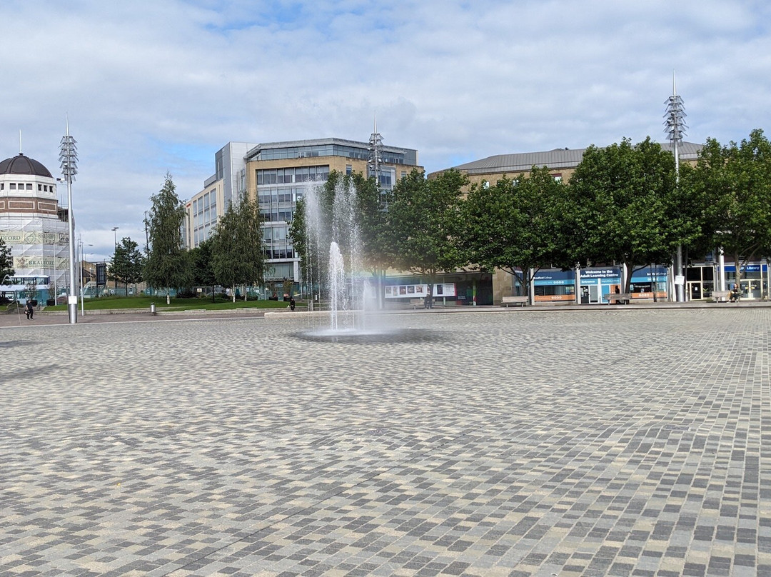 City Park Mirror Pool and Fountain-布拉德福必去景点