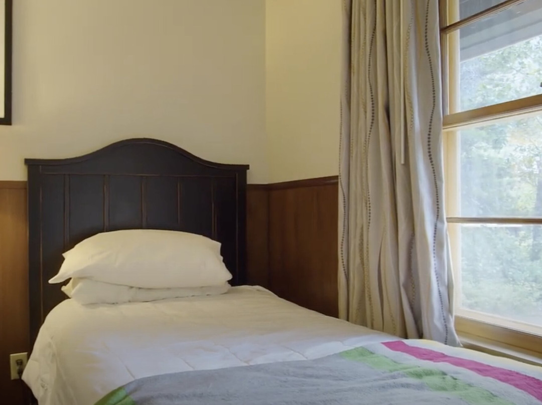 Swiftcurrent Motor Inn and Cabins主图