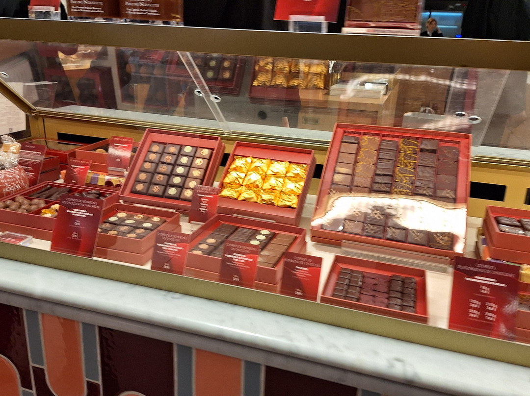 Galleries Lafayette-安古兰必去景点