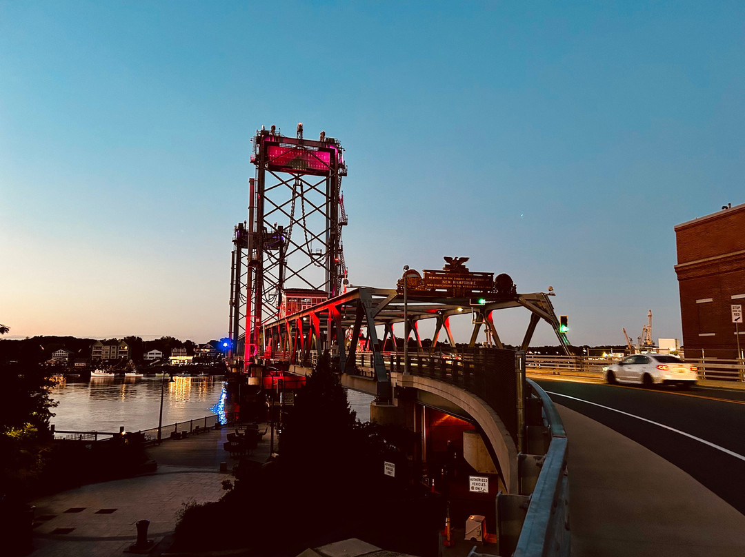 Memorial Bridge景点图片