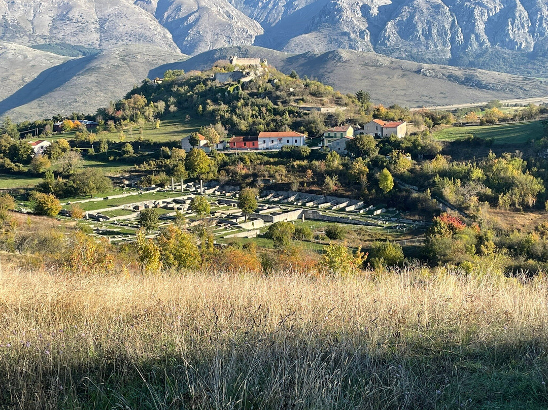 Anfiteatro di Alba Fucens景点图片