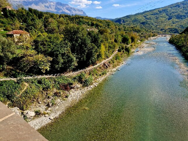 Pétrino Gefýri Plákas-Plaka必去景点