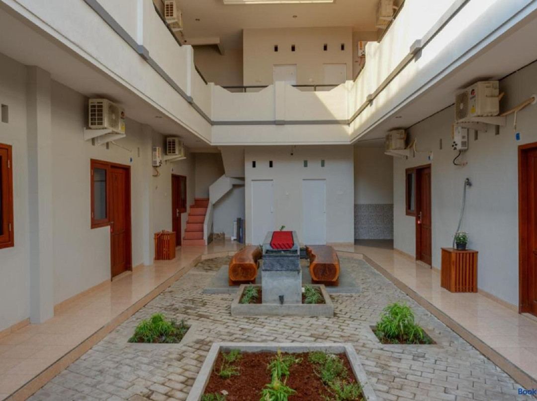 RedDoorz near Alun Alun Kudus 2