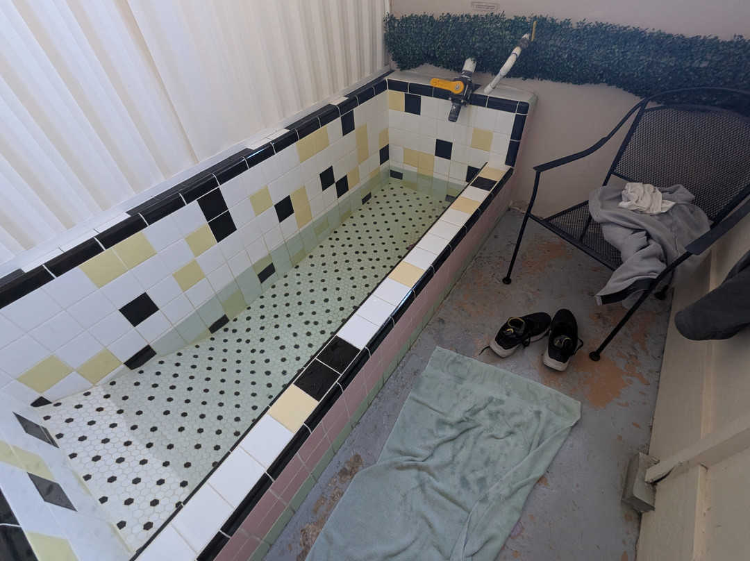 查尔斯温泉酒店主图