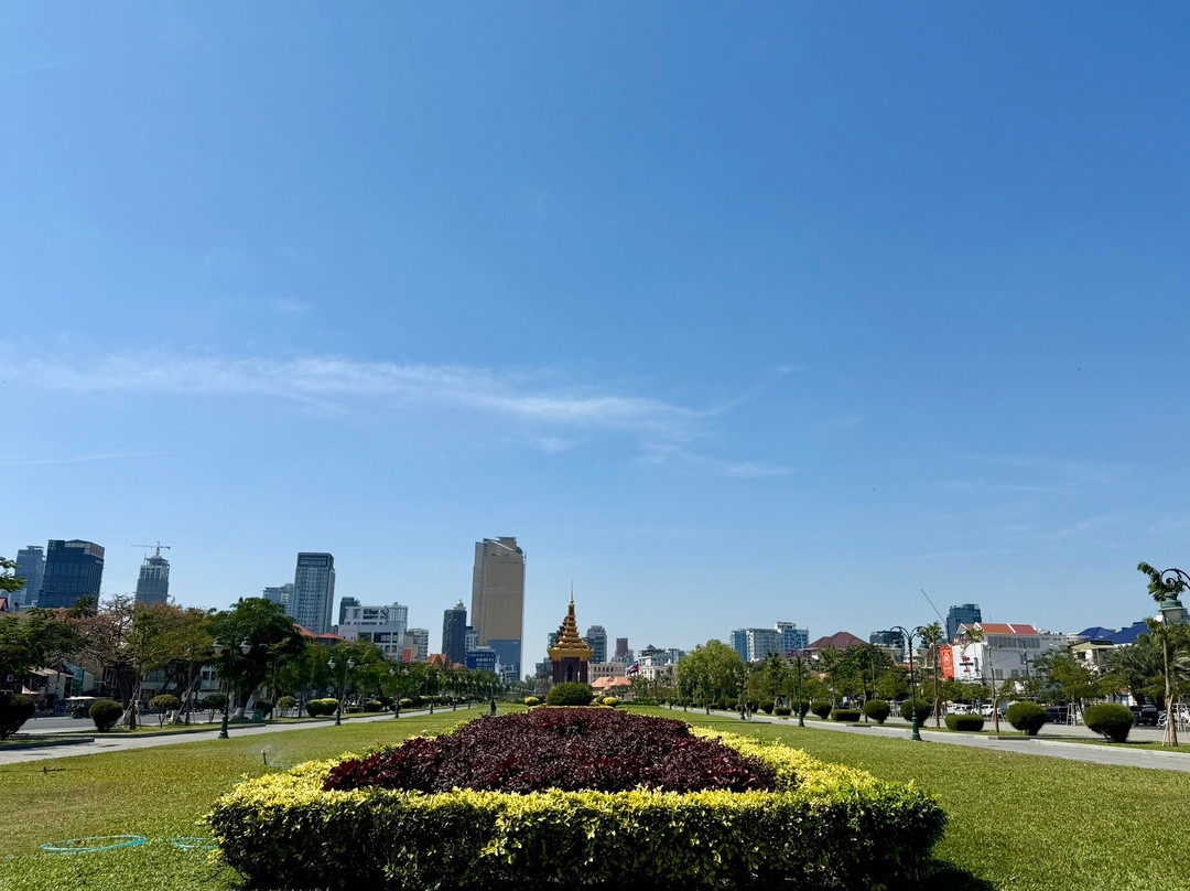 Statue of King Father Norodom Sihanouk-金边必去景点