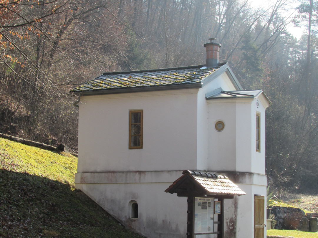 Railway Watchhouse Nr. 666-Borovnica必去景点